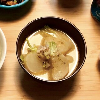 蕪と豚肉の胡麻味噌豆乳スープ